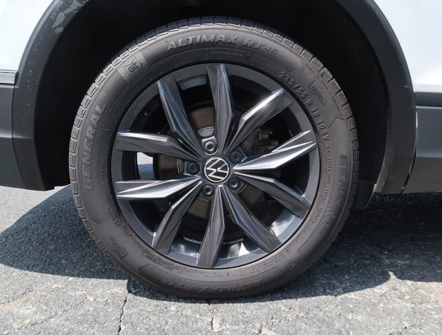 Used 2023 Volkswagen Tiguan SE AWD/4WD image 41