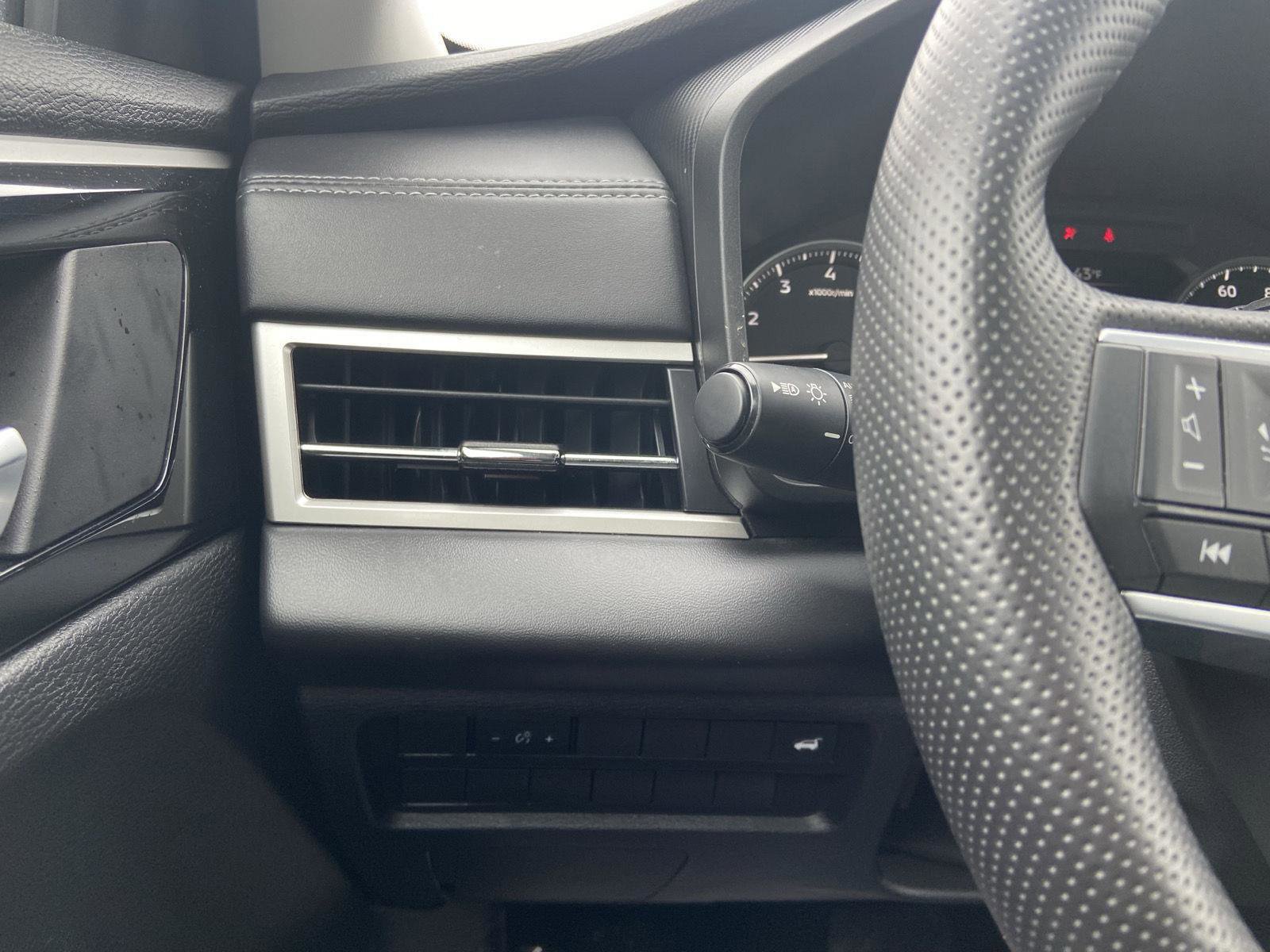 Used 2025 Mitsubishi Outlander SE image 34