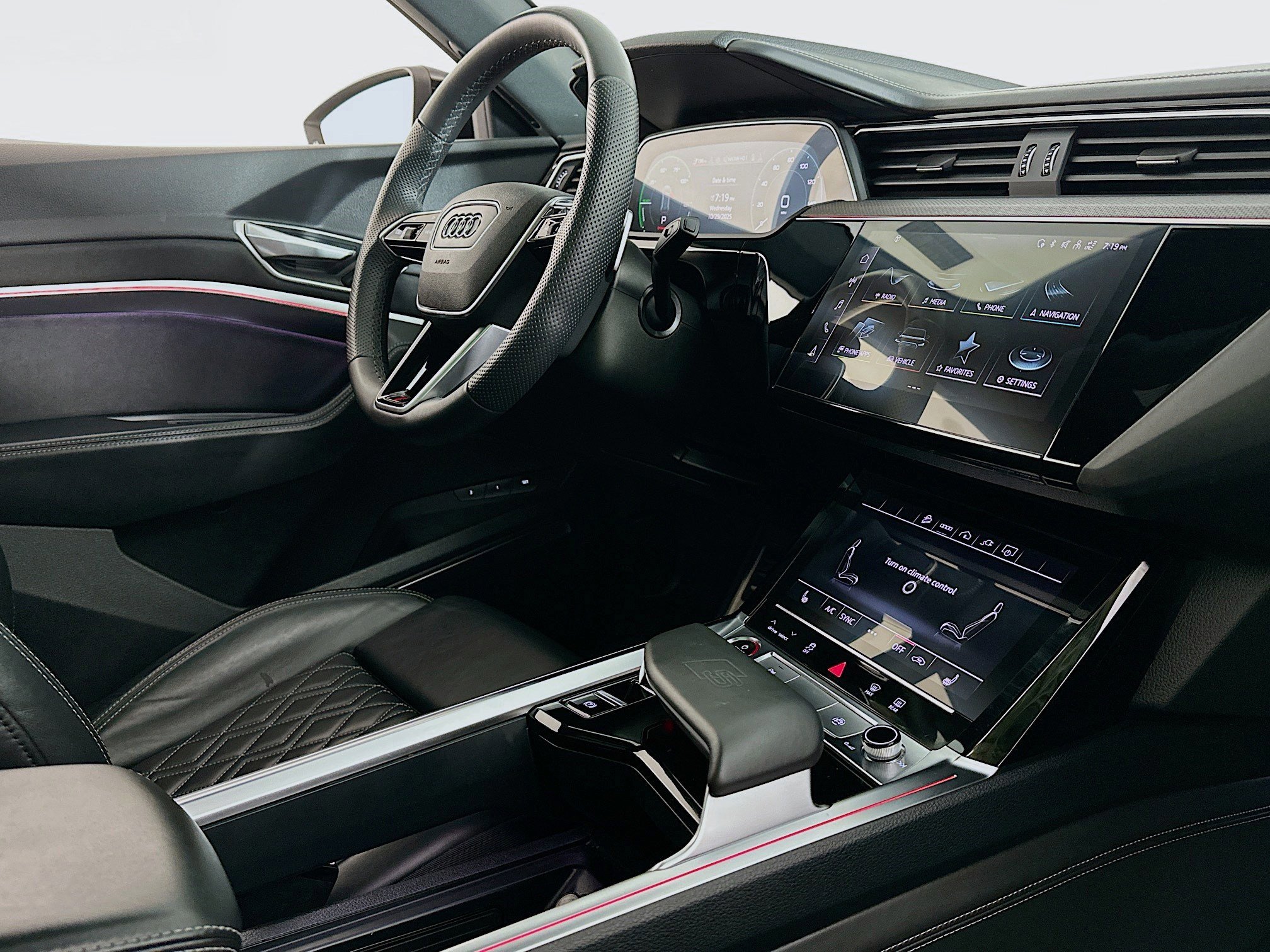 Used 2024 Audi SQ8 e-tron Premium Plus w/ Black Optic Package image 29