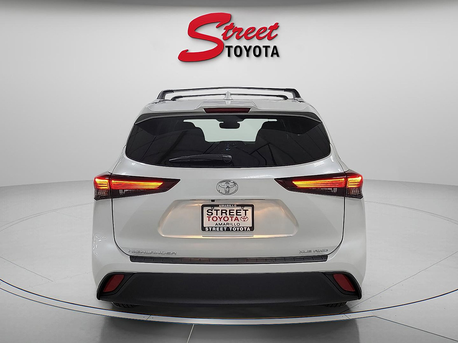 Certified 2024 Toyota Highlander XLE AWD/4WD image 3