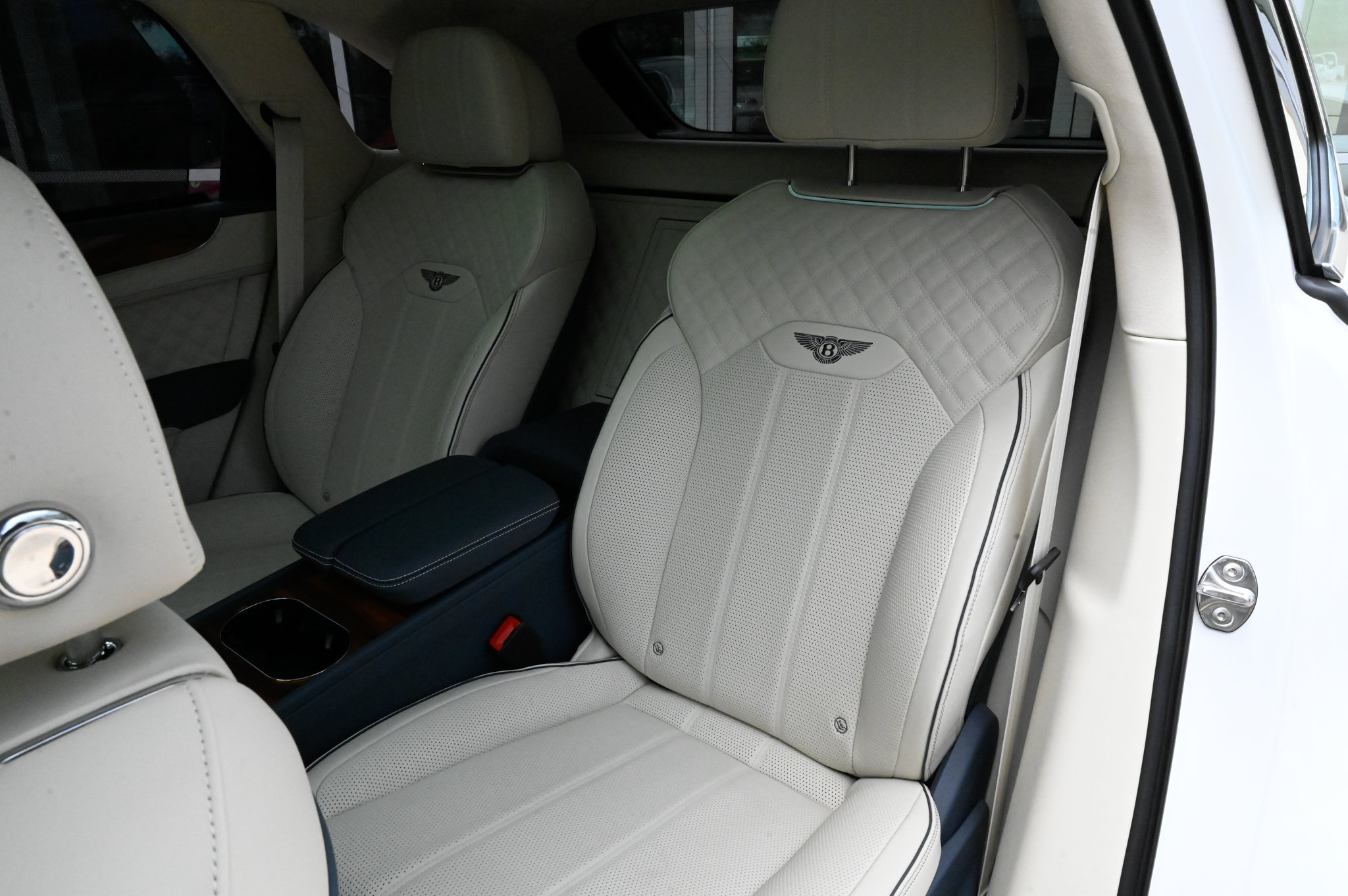 Used 2023 Bentley Bentayga AWD/4WD image 39