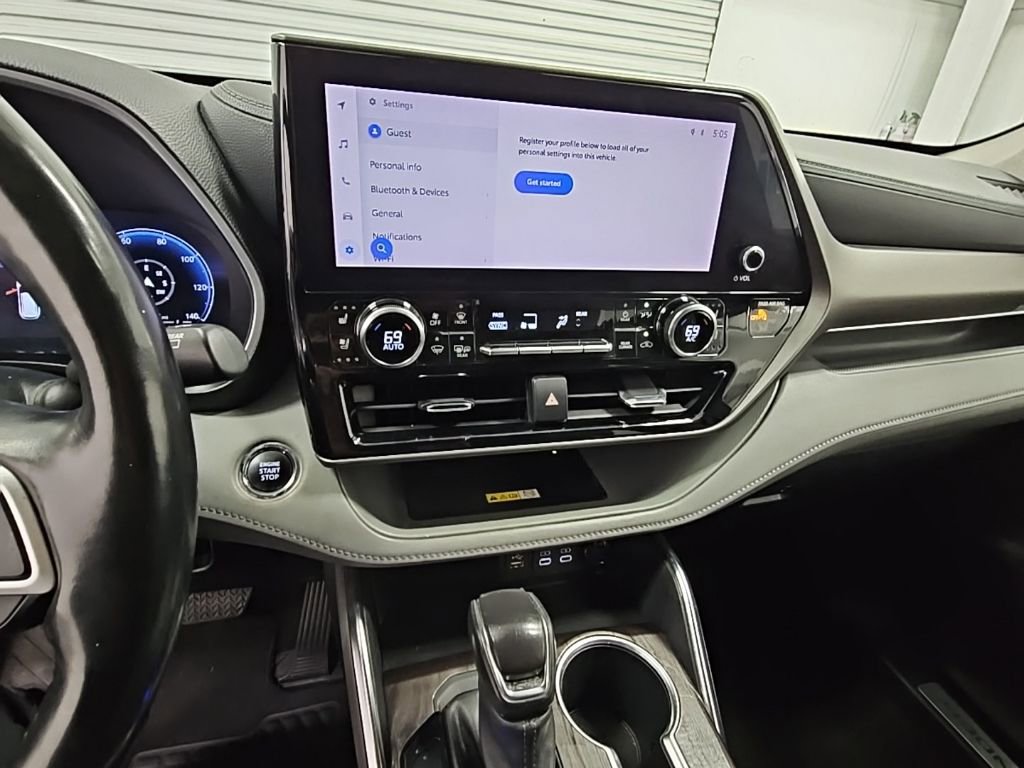 Used 2023 Toyota Highlander Limited image 13