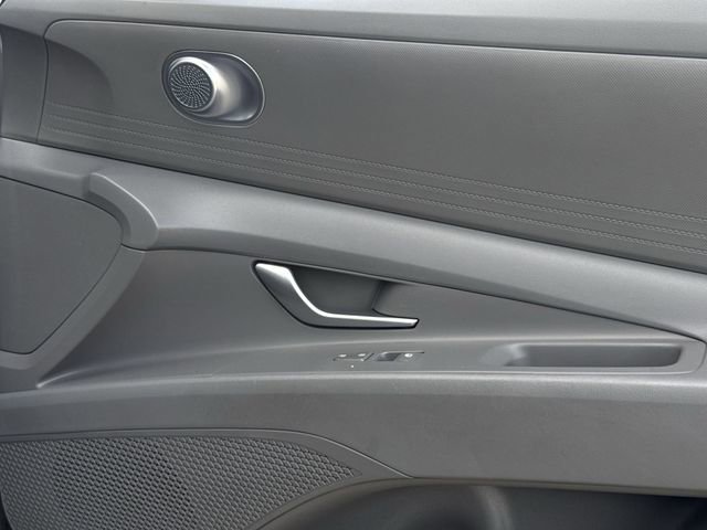 Used 2025 Hyundai Elantra SE image 23
