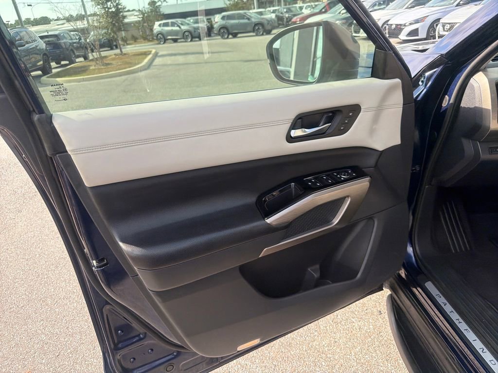 Used 2022 Nissan Pathfinder Platinum w/ Cargo Package image 16