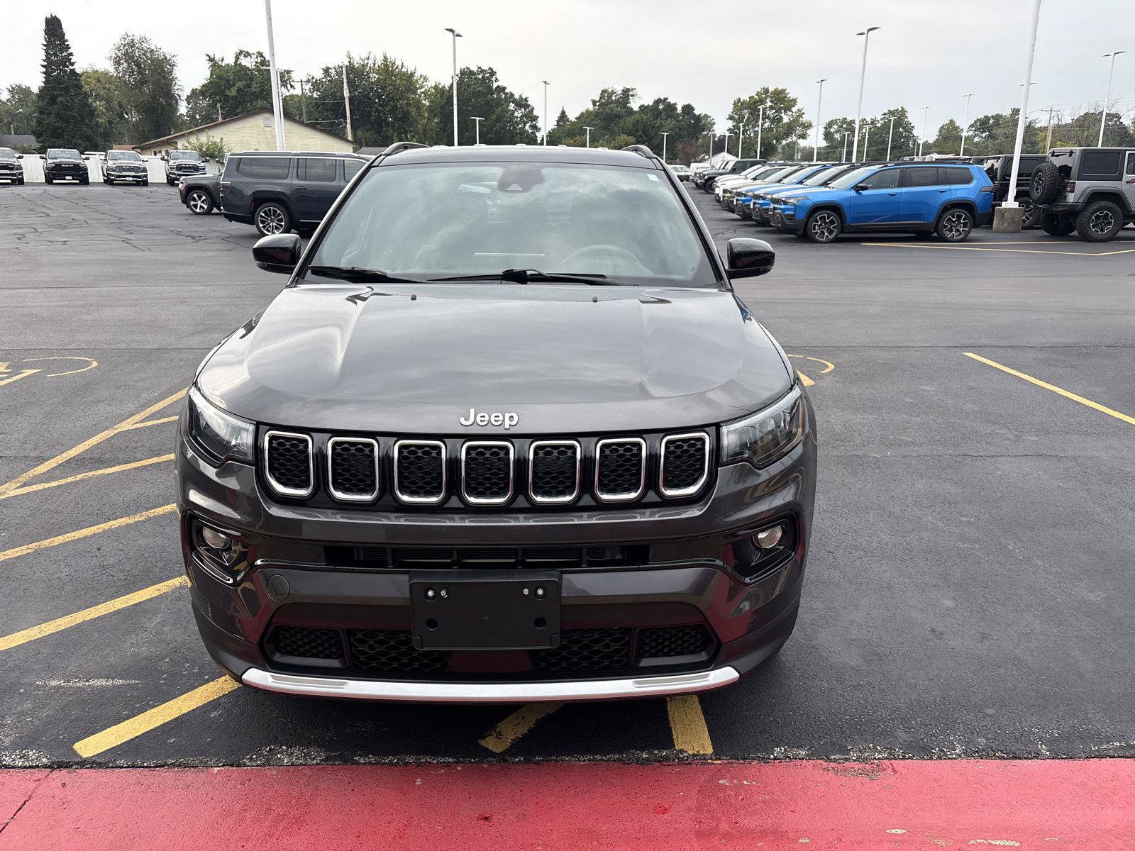 Used 2023 Jeep Compass Limited AWD/4WD image 2