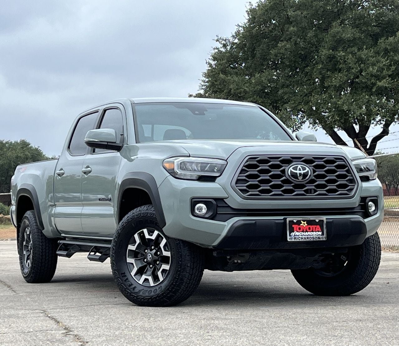 Used 2022 Toyota Tacoma TRD Off-Road w/ Technology Package AWD/4WD image 2