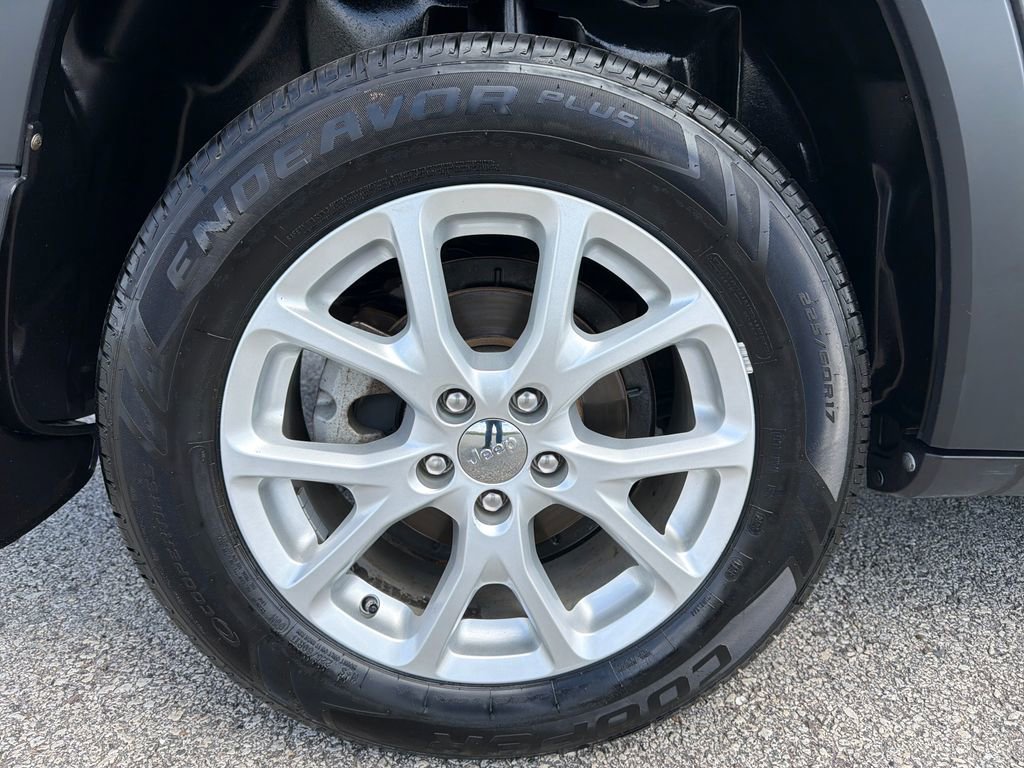 Used 2014 Jeep Cherokee Latitude w/ Cold Weather Group FWD image 18