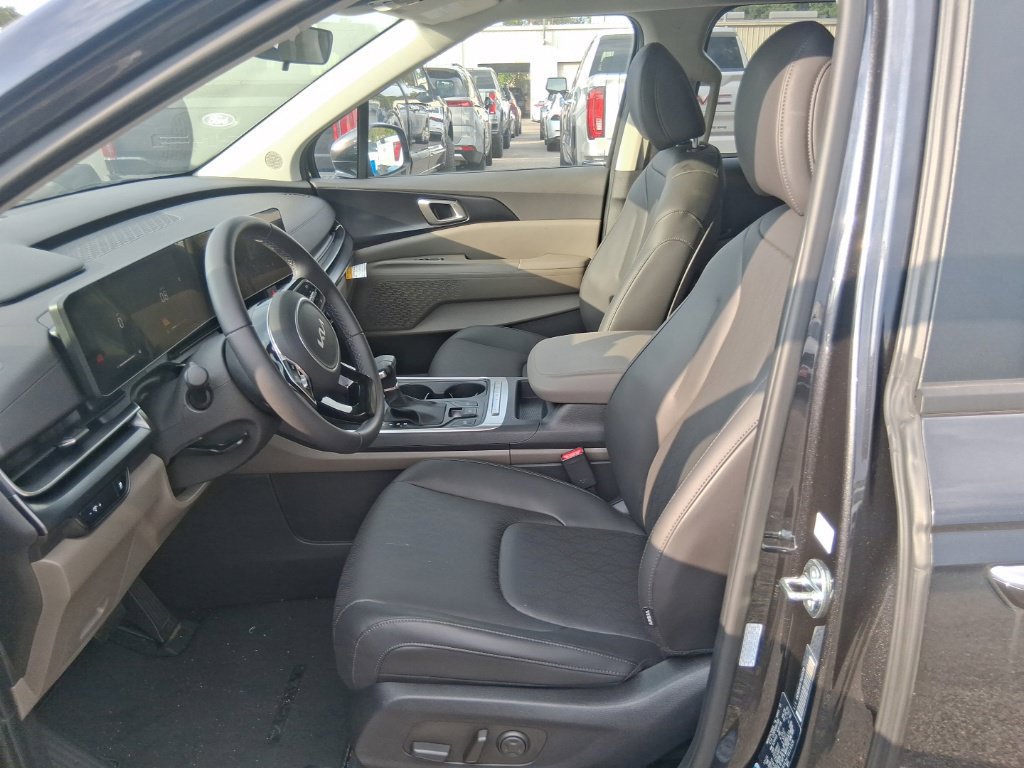 Certified 2026 Kia Carnival FWD image 12