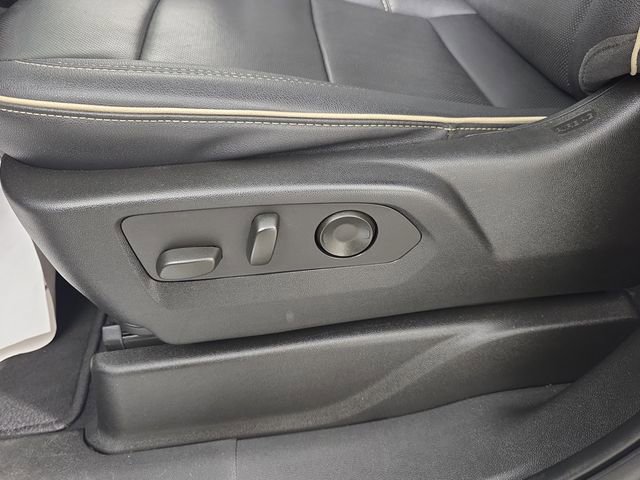 Used 2023 GMC Yukon XL SLT AWD/4WD image 18