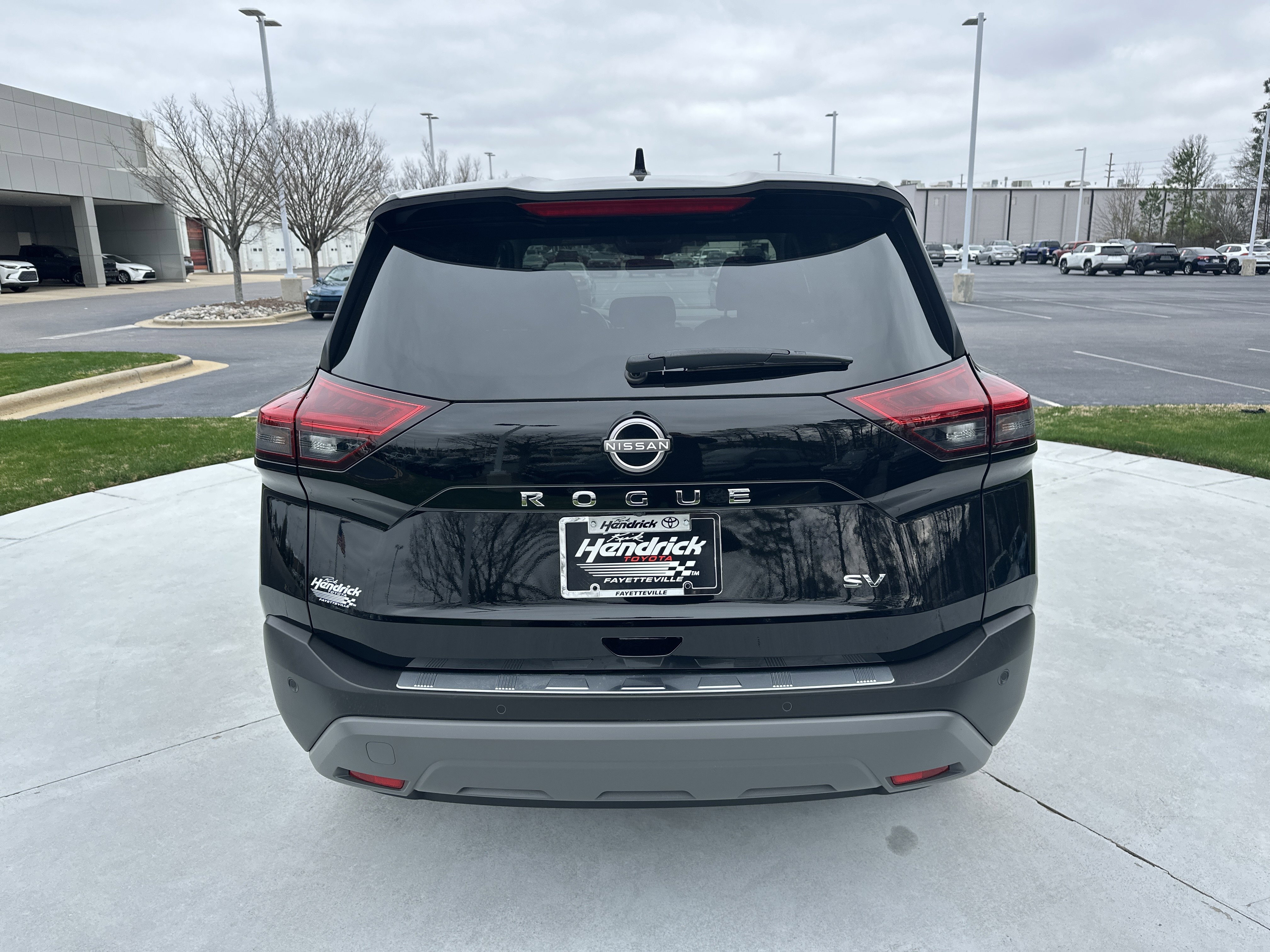 Used 2023 Nissan Rogue SV image 9