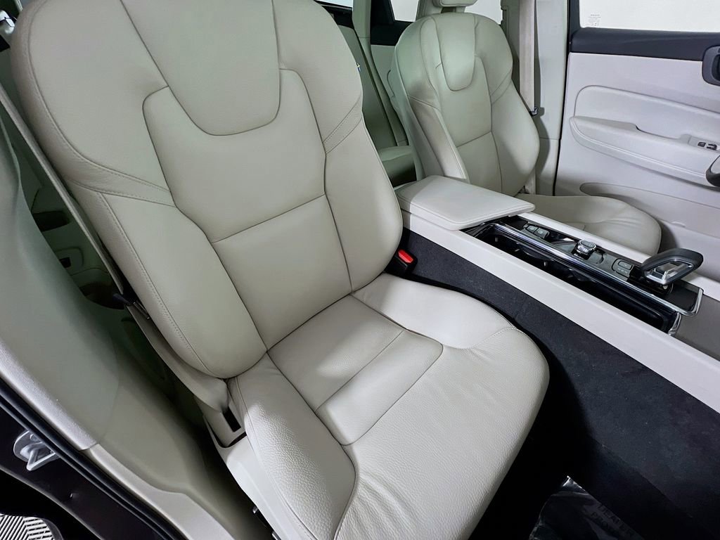 Used 2023 Volvo XC60 T8 Plus image 29