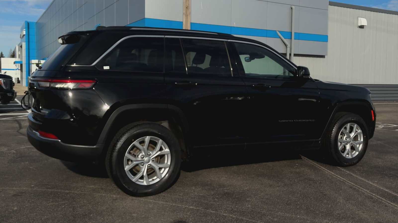 Used 2023 Jeep Grand Cherokee Limited image 3