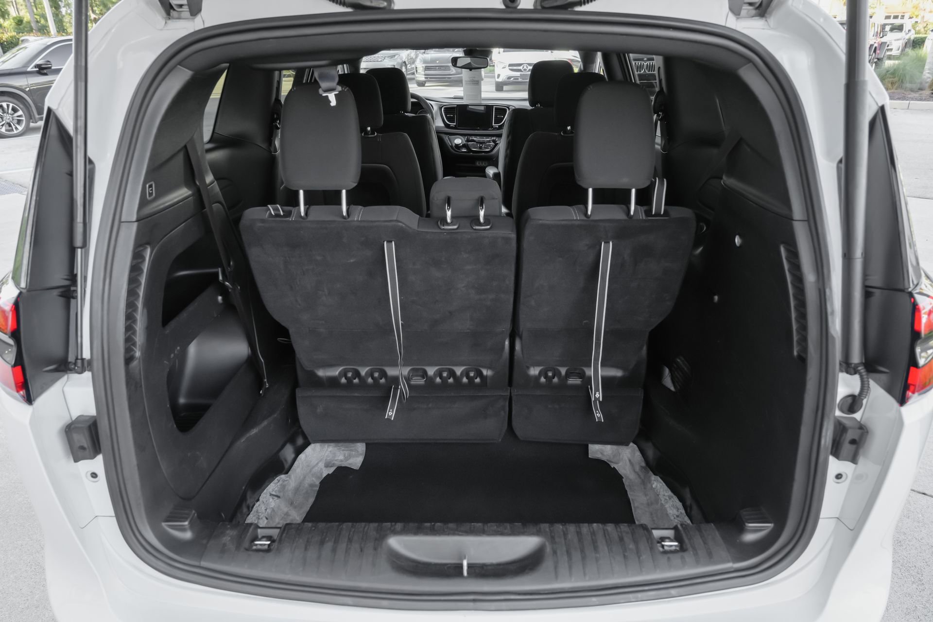 Used 2024 Chrysler Pacifica Touring image 40
