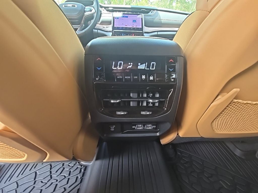 Used 2025 Jeep Grand Cherokee Summit w/ Adv Protech Group IV AWD/4WD image 38