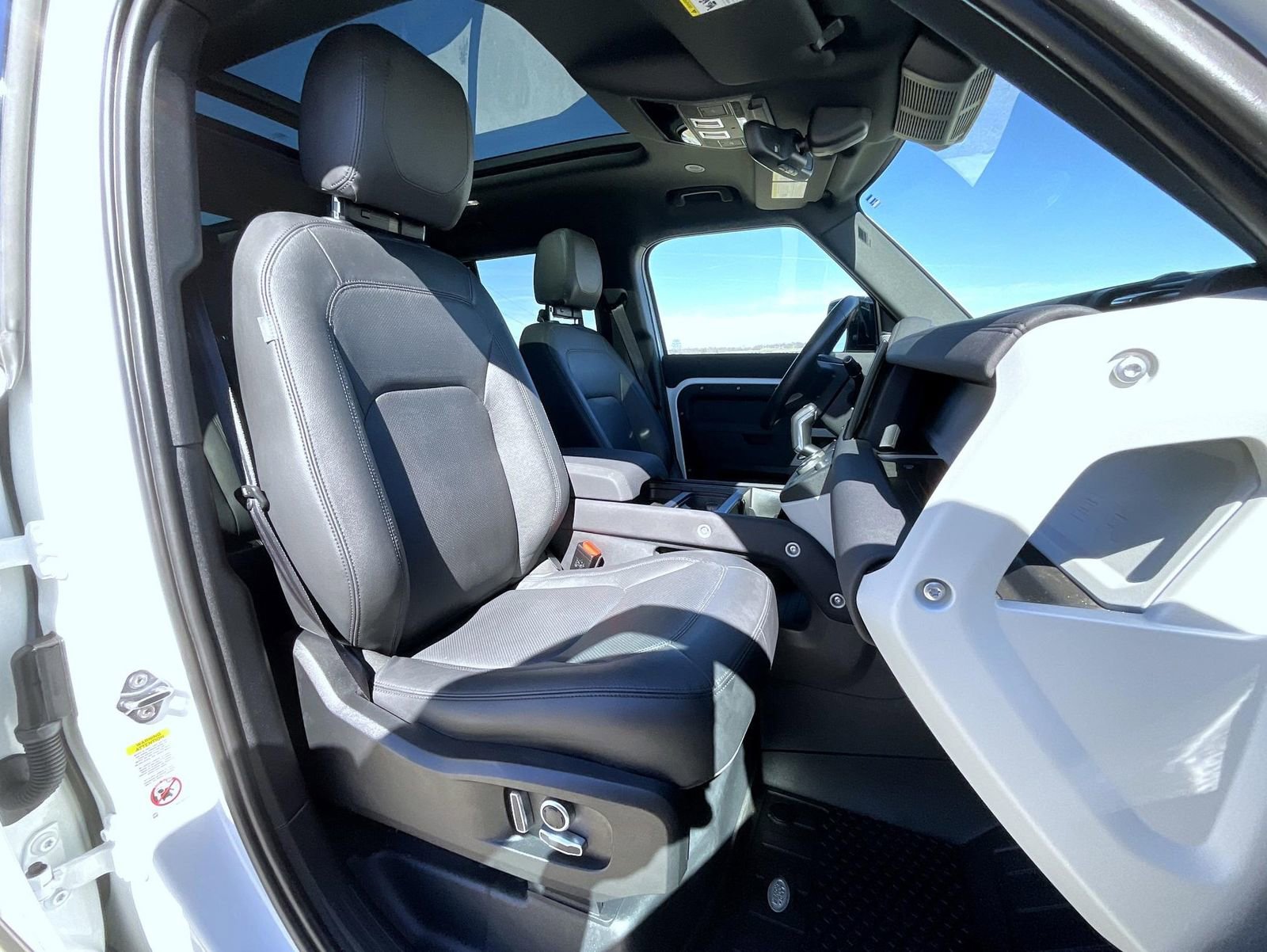 Used 2023 Land Rover Defender 130 SE image 16