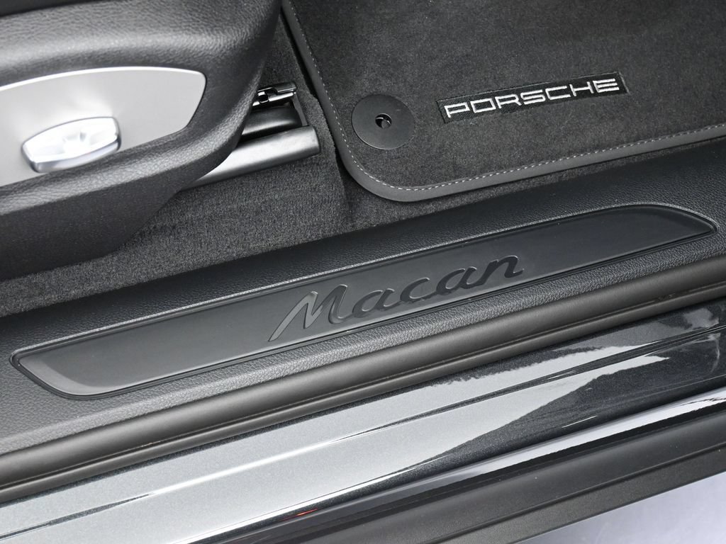 Certified 2025 Porsche Macan AWD/4WD image 30