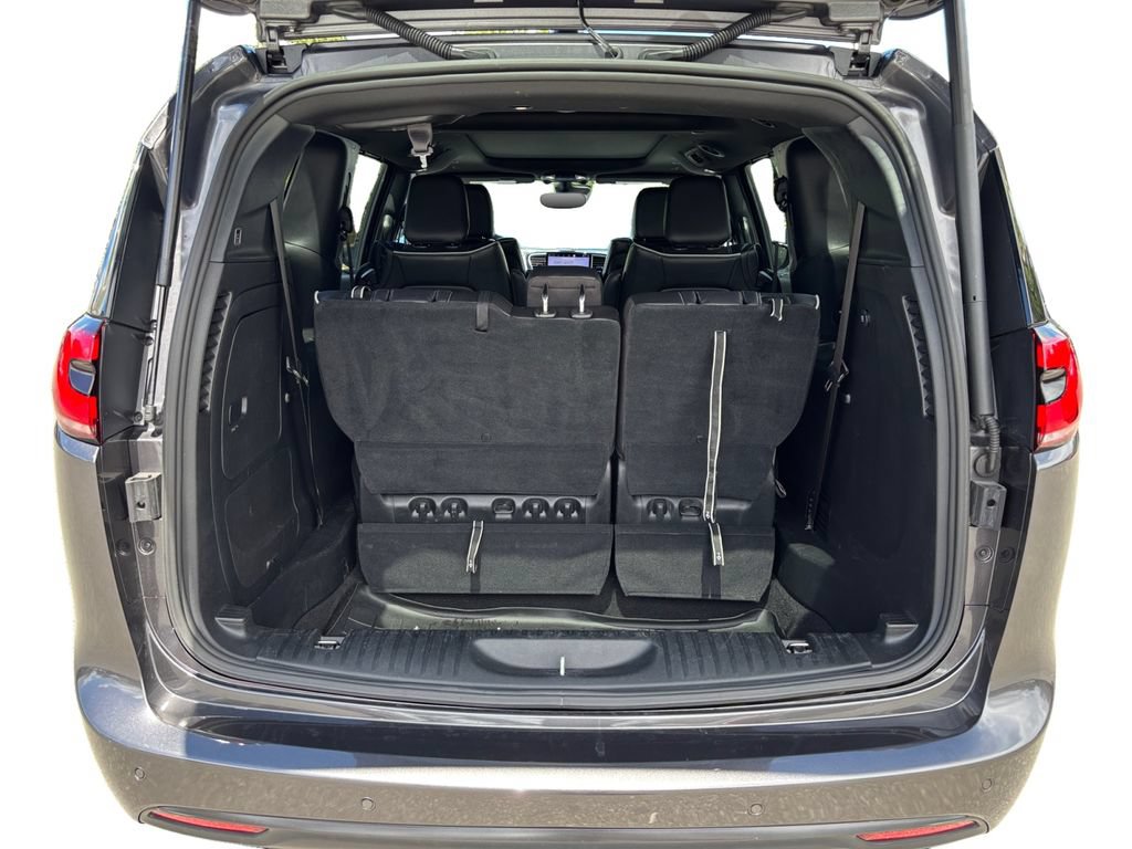 Used 2023 Chrysler Pacifica Limited w/ Uconnect Theater Family Group FWD image 14