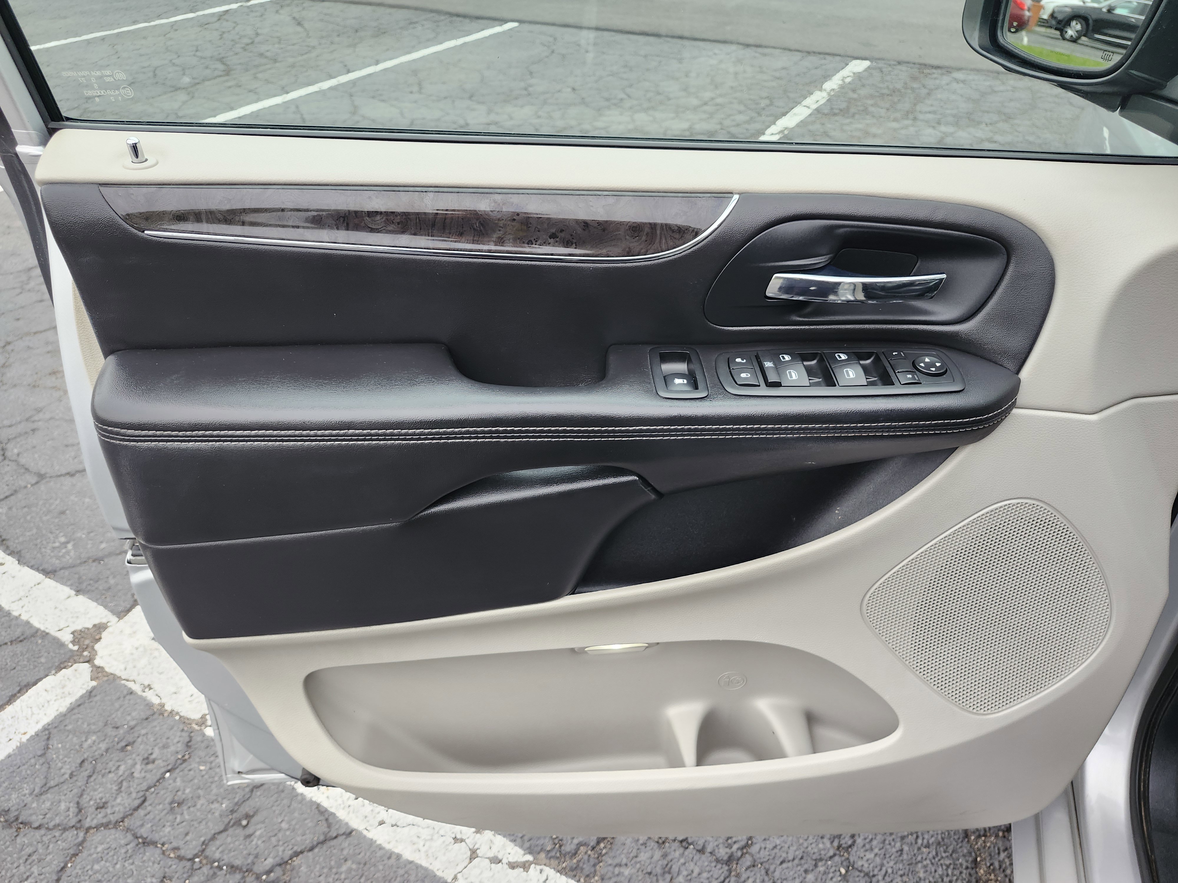 Used 2011 Chrysler Town & Country Touring-L w/ Entertainment Group #2 FWD image 23
