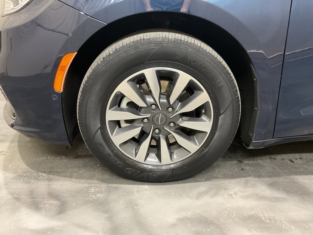 Used 2021 Chrysler Pacifica Touring-L image 6