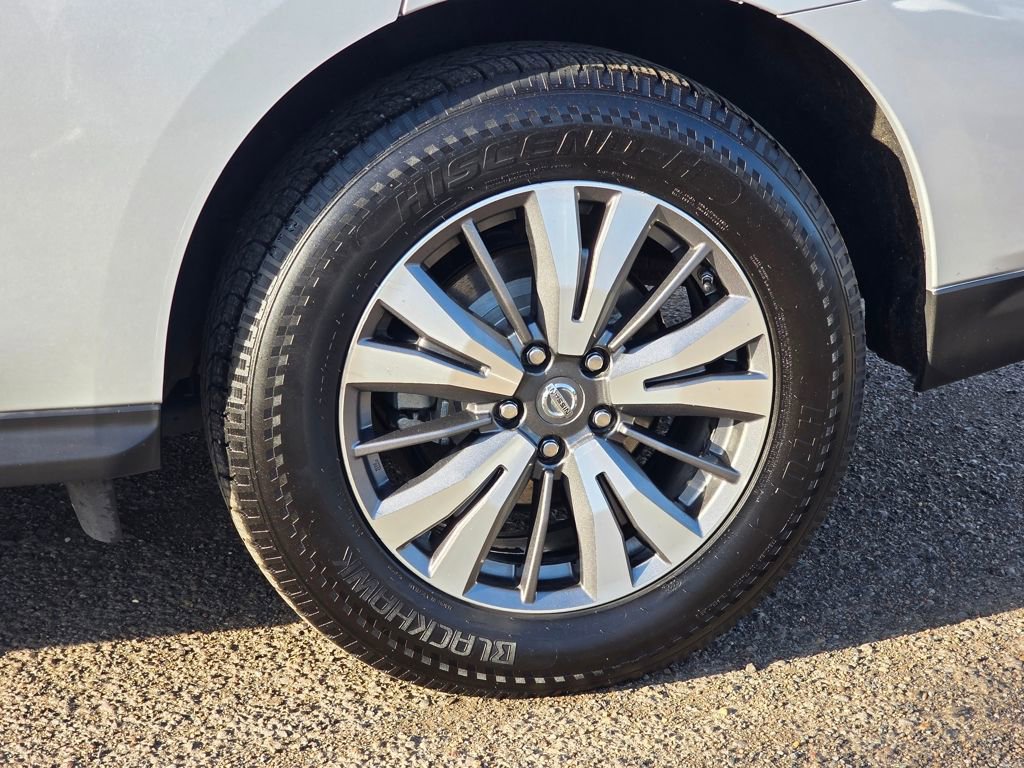 Used 2018 Nissan Pathfinder SV image 32