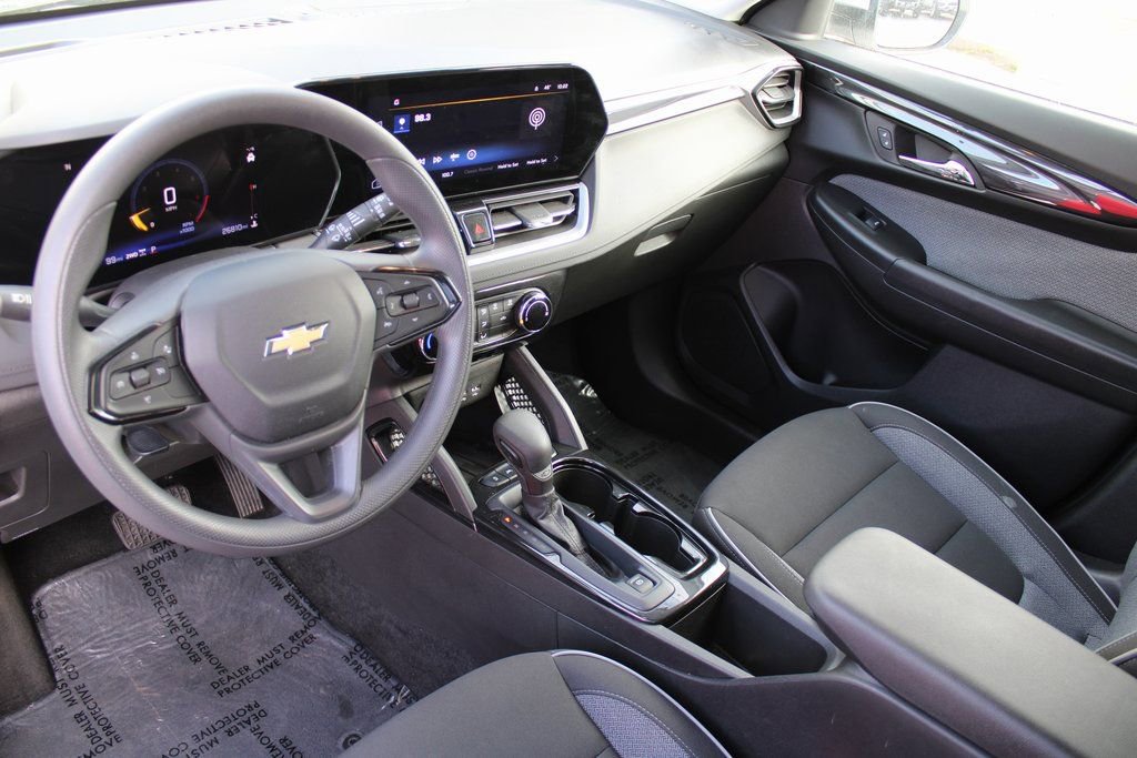 Used 2025 Chevrolet TrailBlazer LT image 2