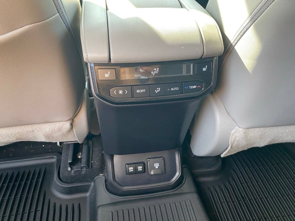 Used 2021 Toyota Highlander Platinum AWD/4WD image 26