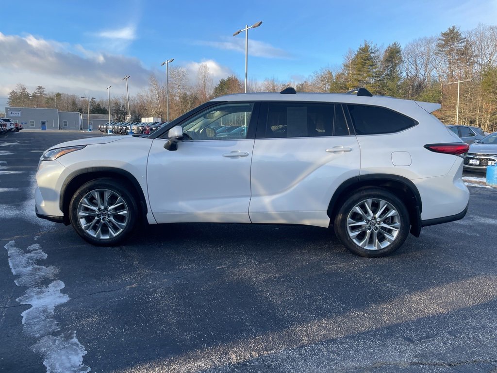 Used 2023 Toyota Highlander Limited image 3
