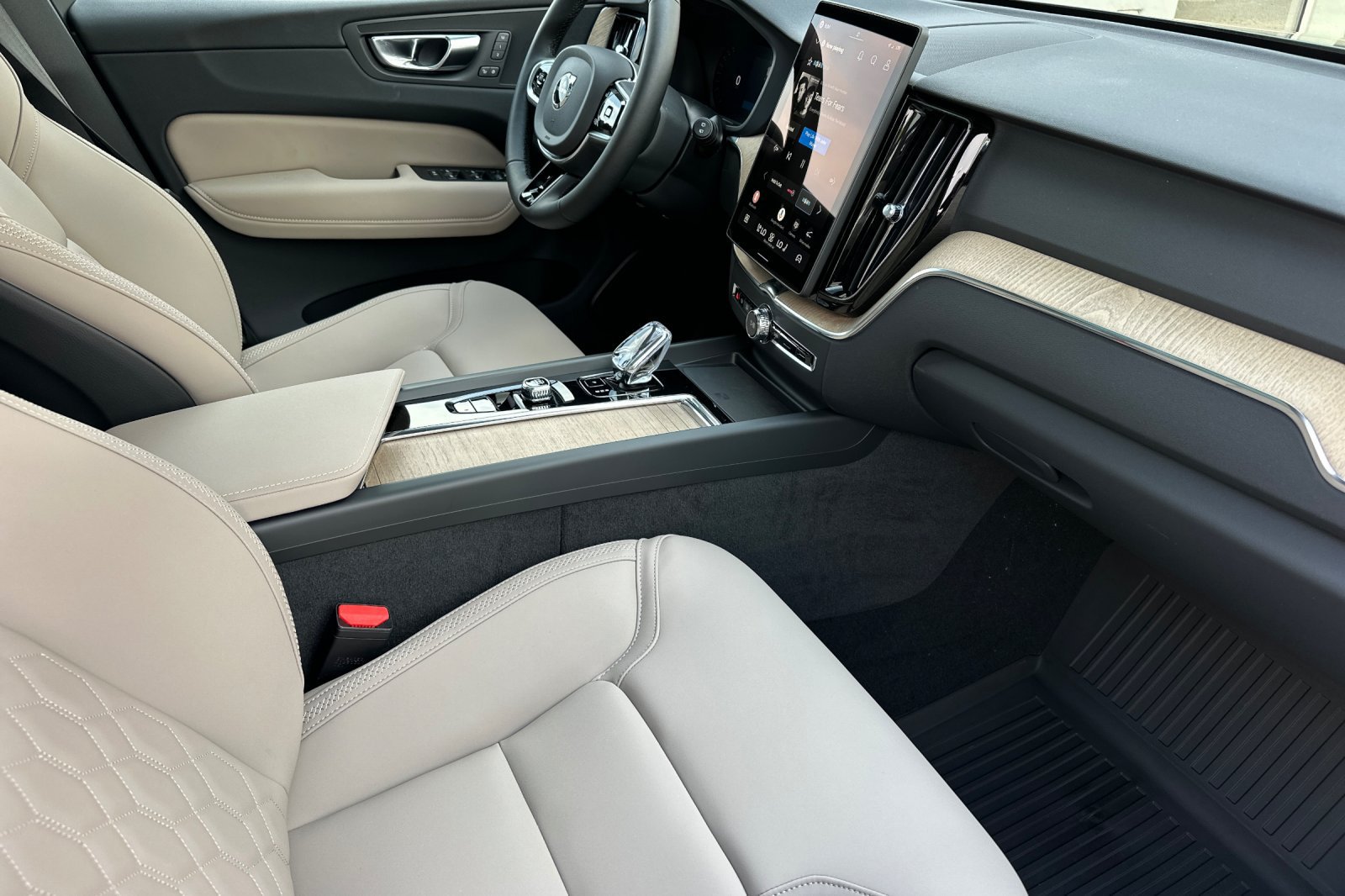 New 2026 Volvo XC60 T8 Plus w/ Climate Package PRO AWD/4WD image 16