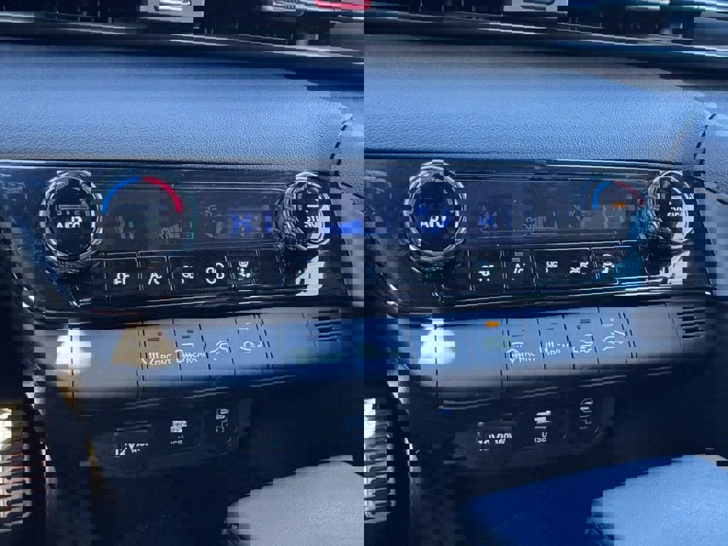 Certified 2025 Hyundai Elantra Sport image 18