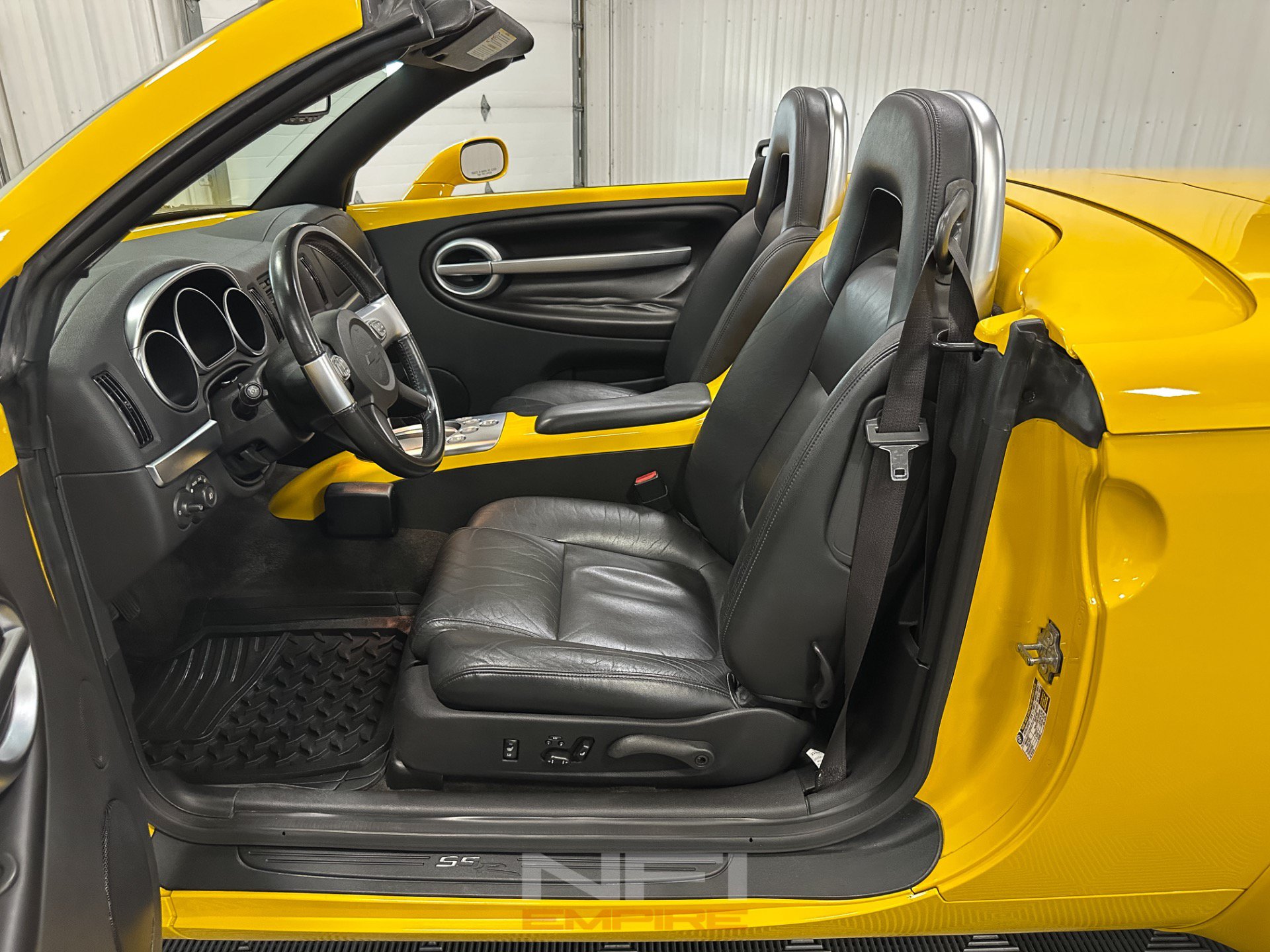 Used 2004 Chevrolet SSR w/ Preferred Equipment Group RWD image 40