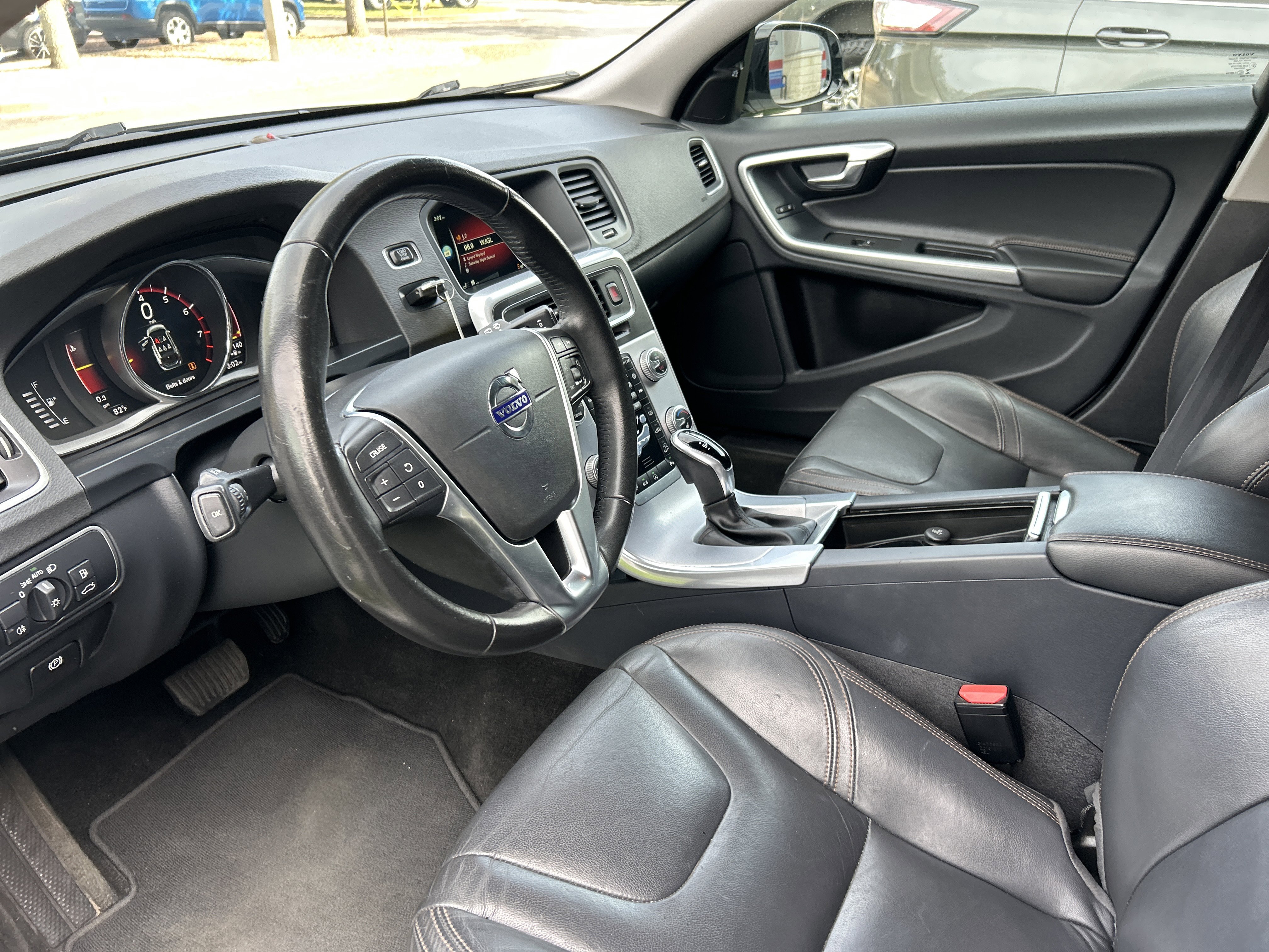 Used 2017 Volvo V60 T5 Cross Country w/ Convenience Package image 11