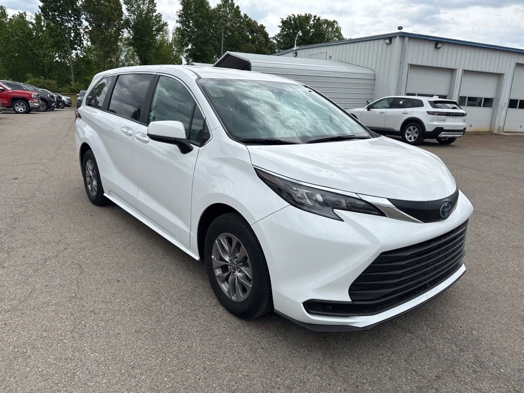 Used 2025 Toyota Sienna LE FWD image 4
