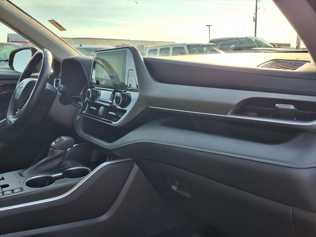 Used 2023 Toyota Highlander LE image 6