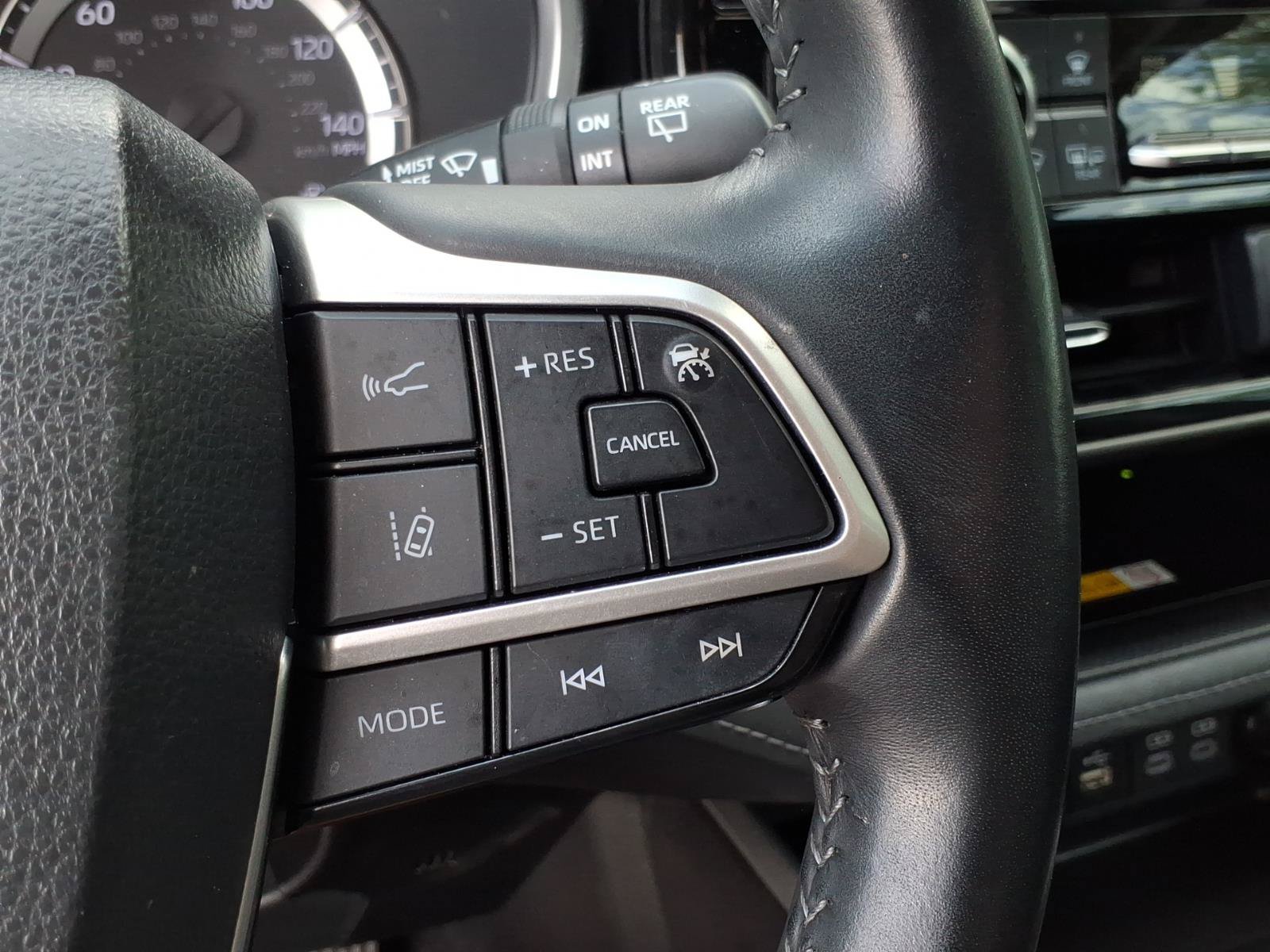 Used 2023 Toyota Highlander XLE FWD image 25