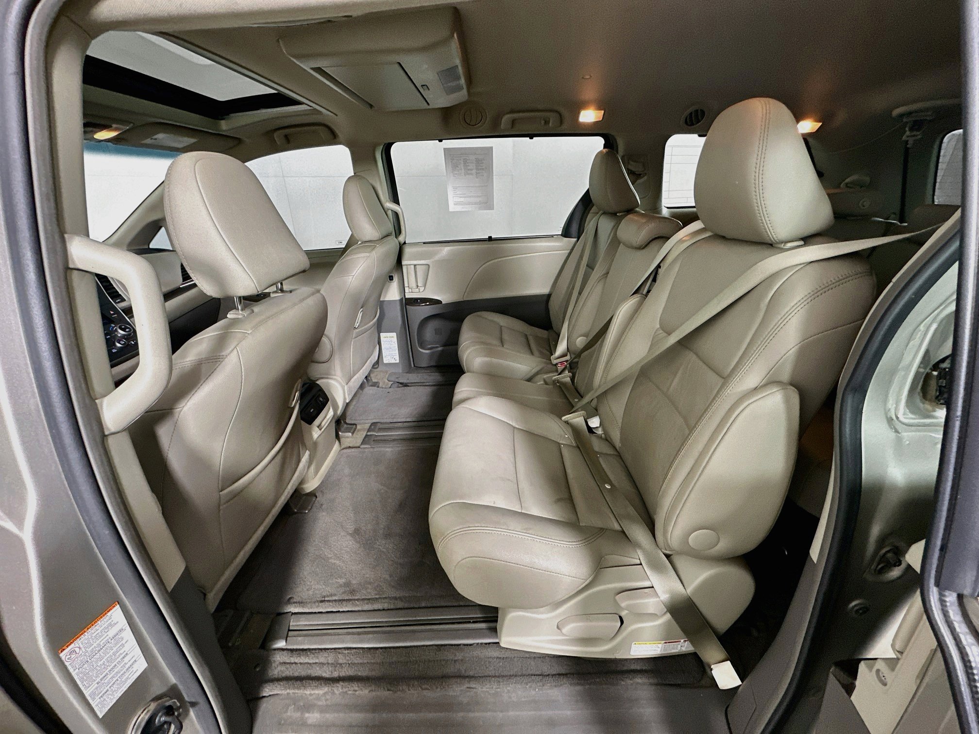 Used 2016 Toyota Sienna XLE Premium FWD image 26