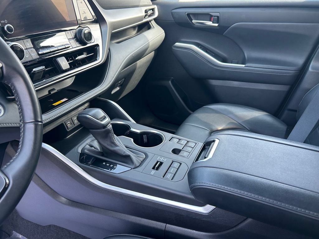 Used 2024 Toyota Highlander XLE AWD/4WD image 10