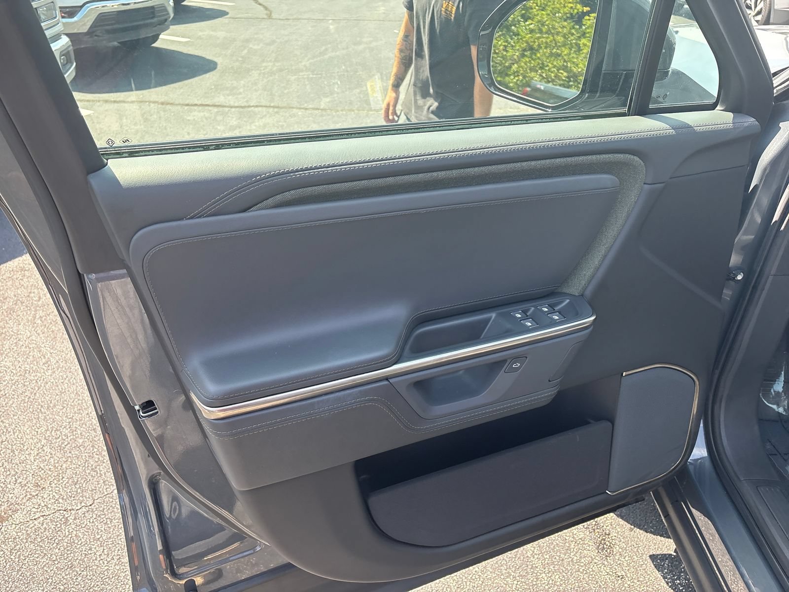 Used 2025 Rivian R1S Adventure Dual AWD/4WD image 36