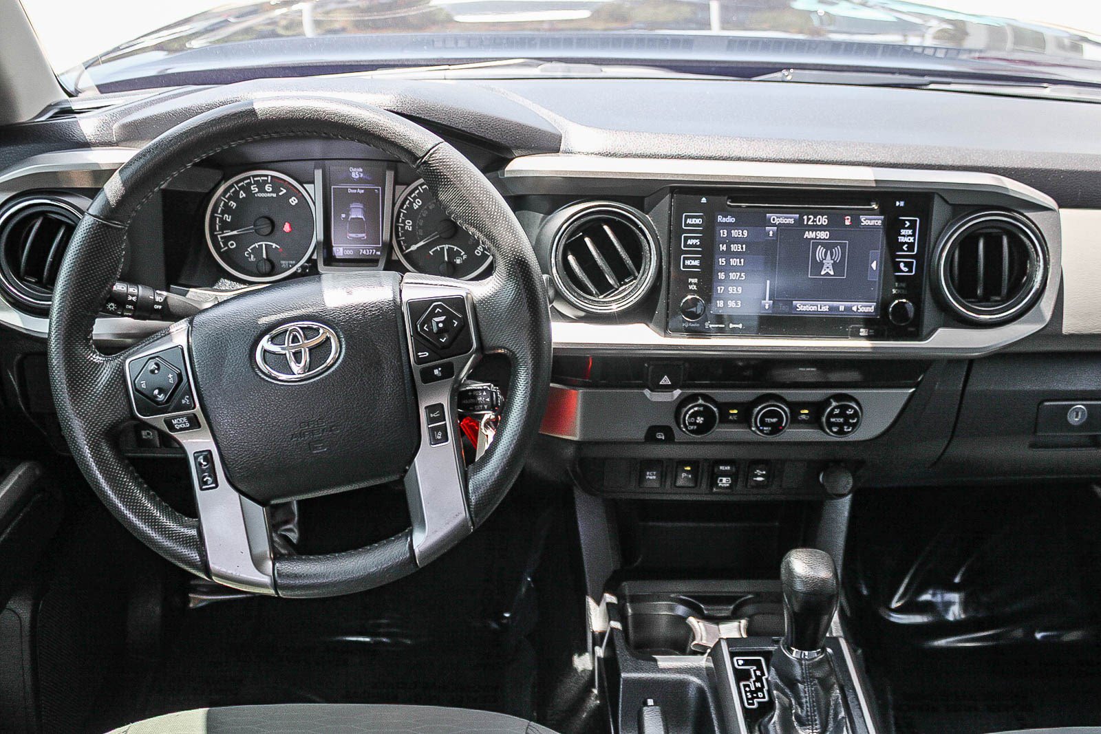 Used 2018 Toyota Tacoma SR5 RWD image 15