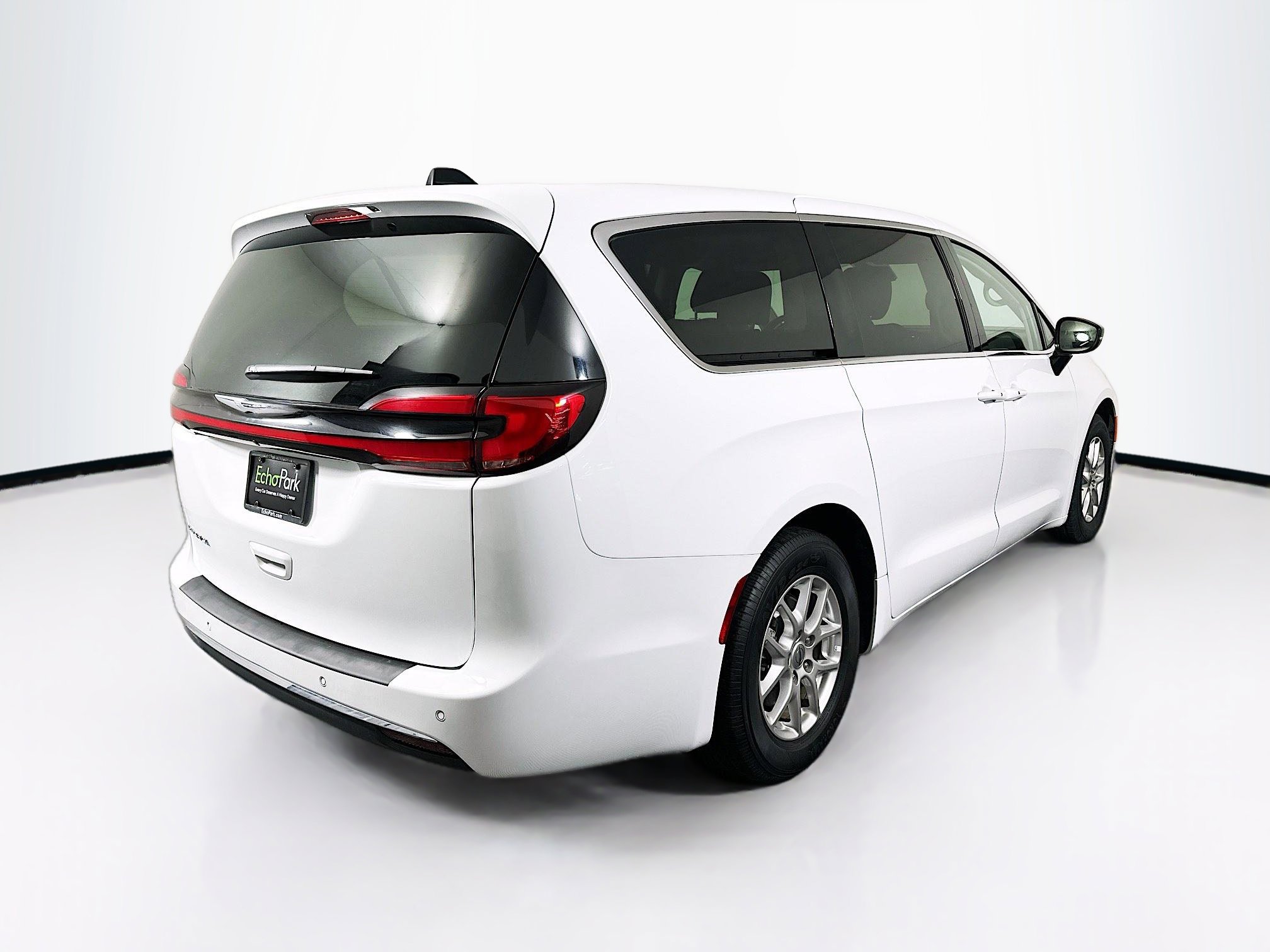 Used 2024 Chrysler Pacifica Touring-L FWD image 9