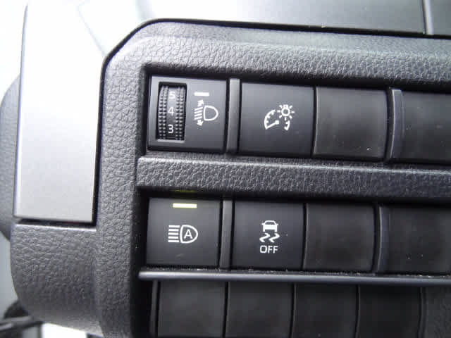Used 2025 Toyota Tacoma SR5 AWD/4WD image 15