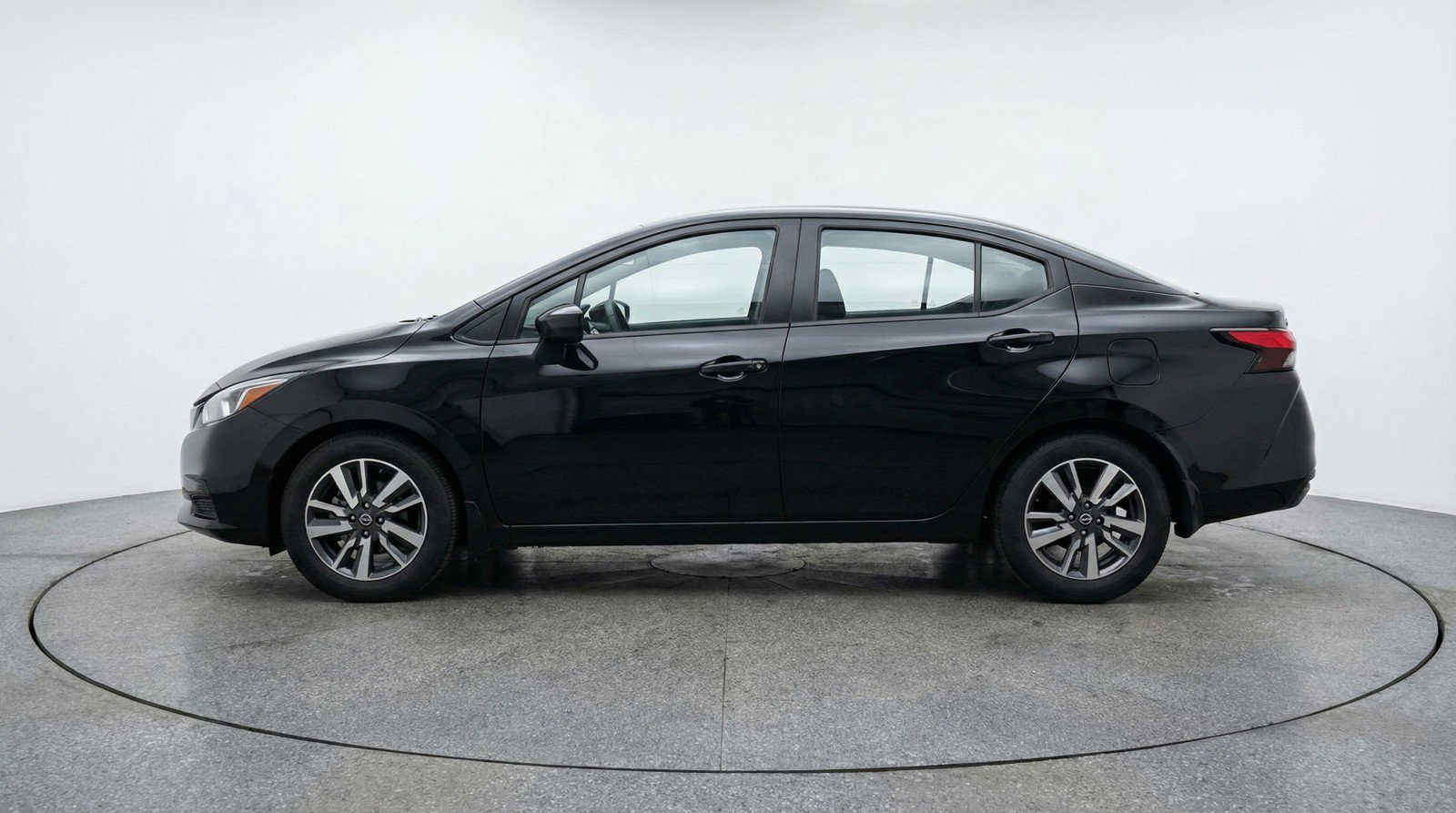 Used 2025 Nissan Versa SV image 5