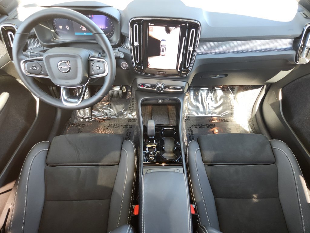 Used 2025 Volvo XC40 B5 Plus AWD/4WD image 16