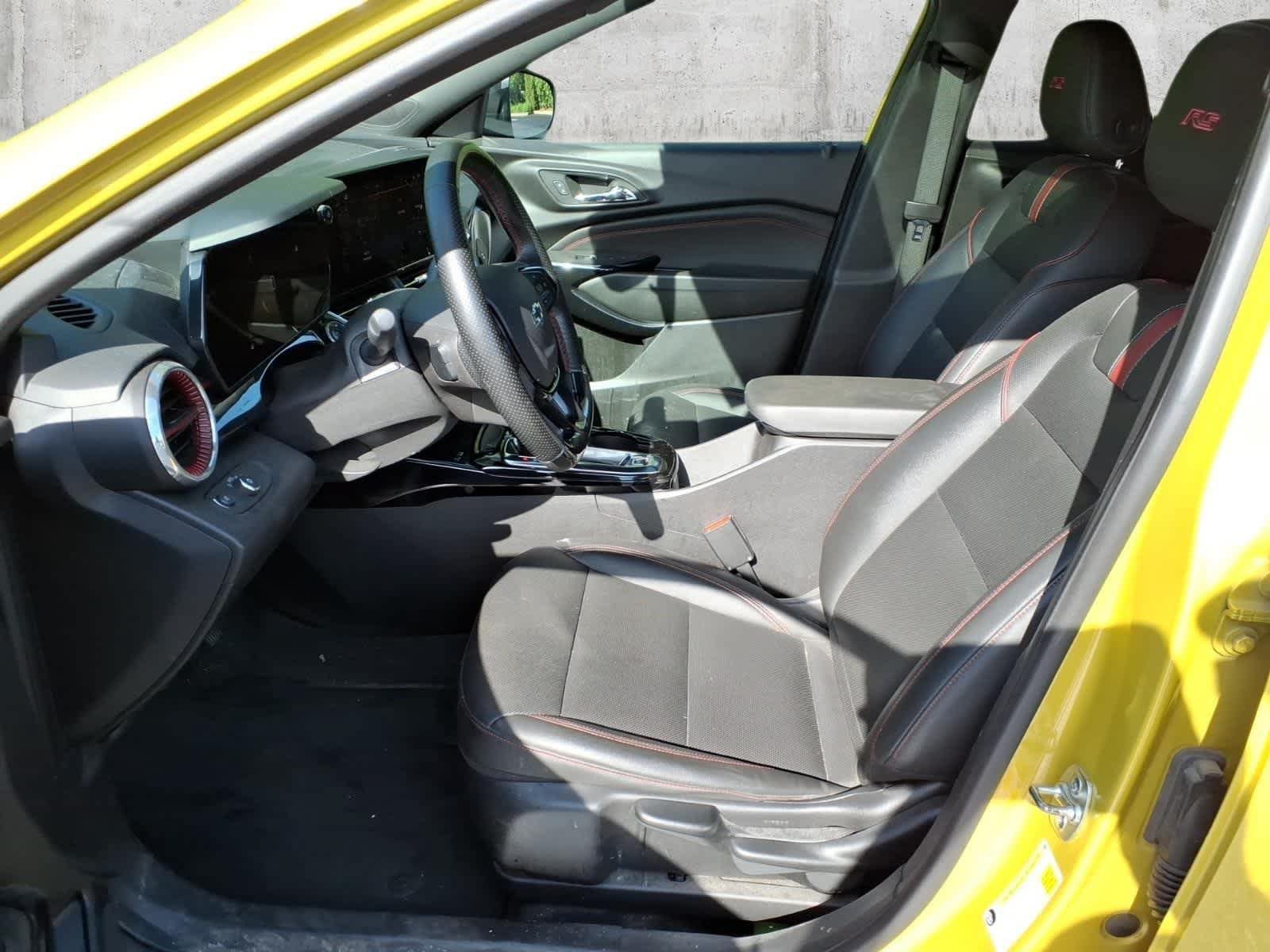 Used 2024 Chevrolet Trax RS w/ Sunroof Package FWD image 4