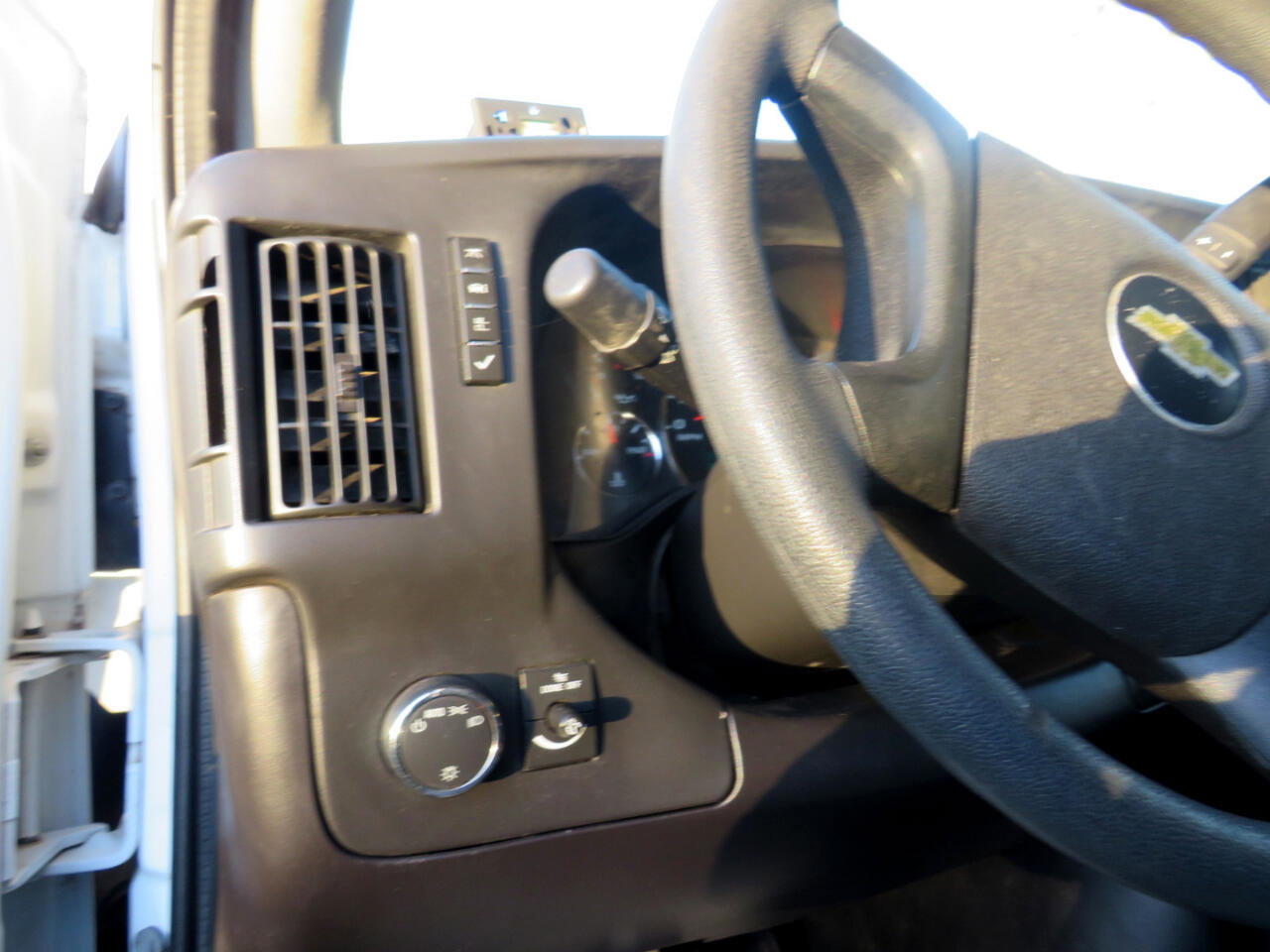 Used 2011 Chevrolet Express 2500 image 31