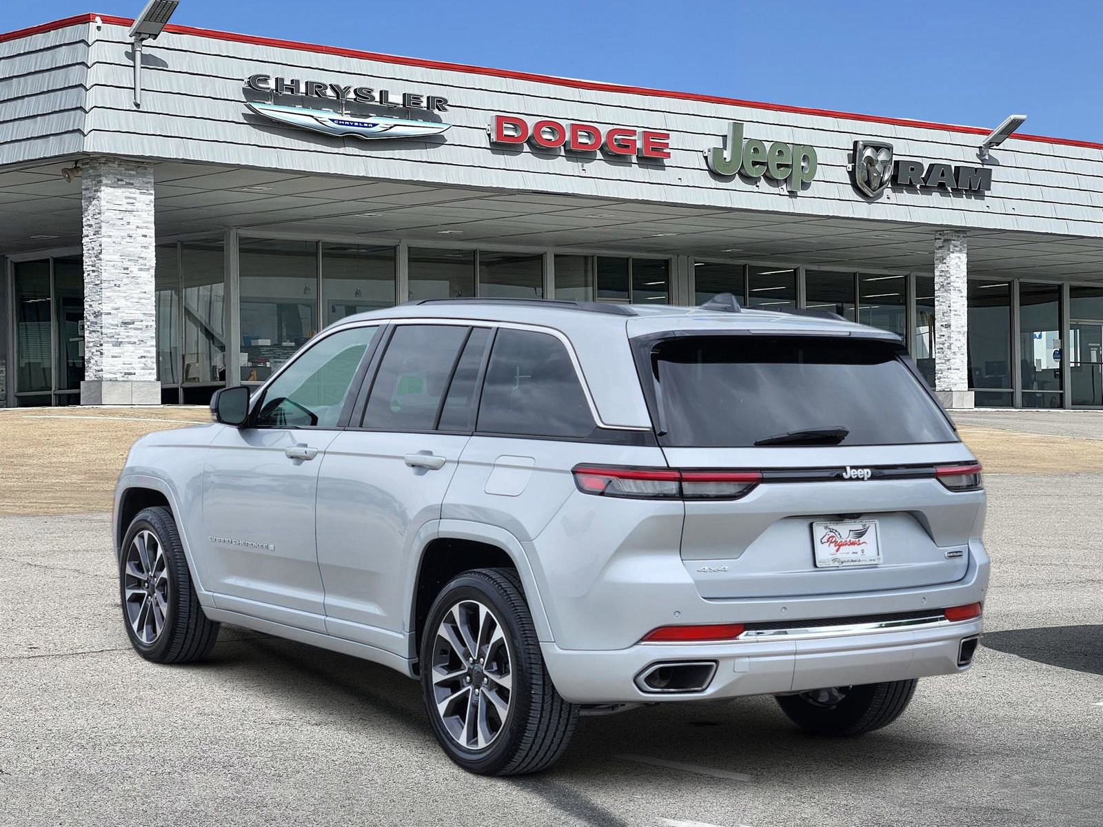 Used 2024 Jeep Grand Cherokee Overland image 4