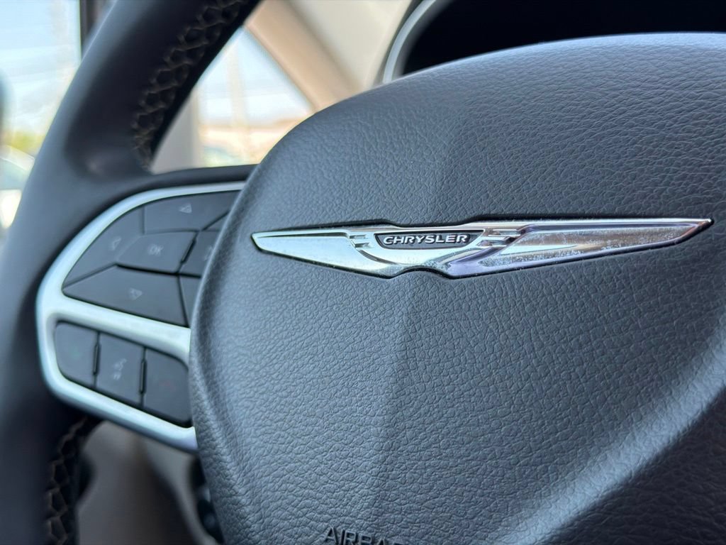 Used 2023 Chrysler Pacifica Touring-L FWD image 28