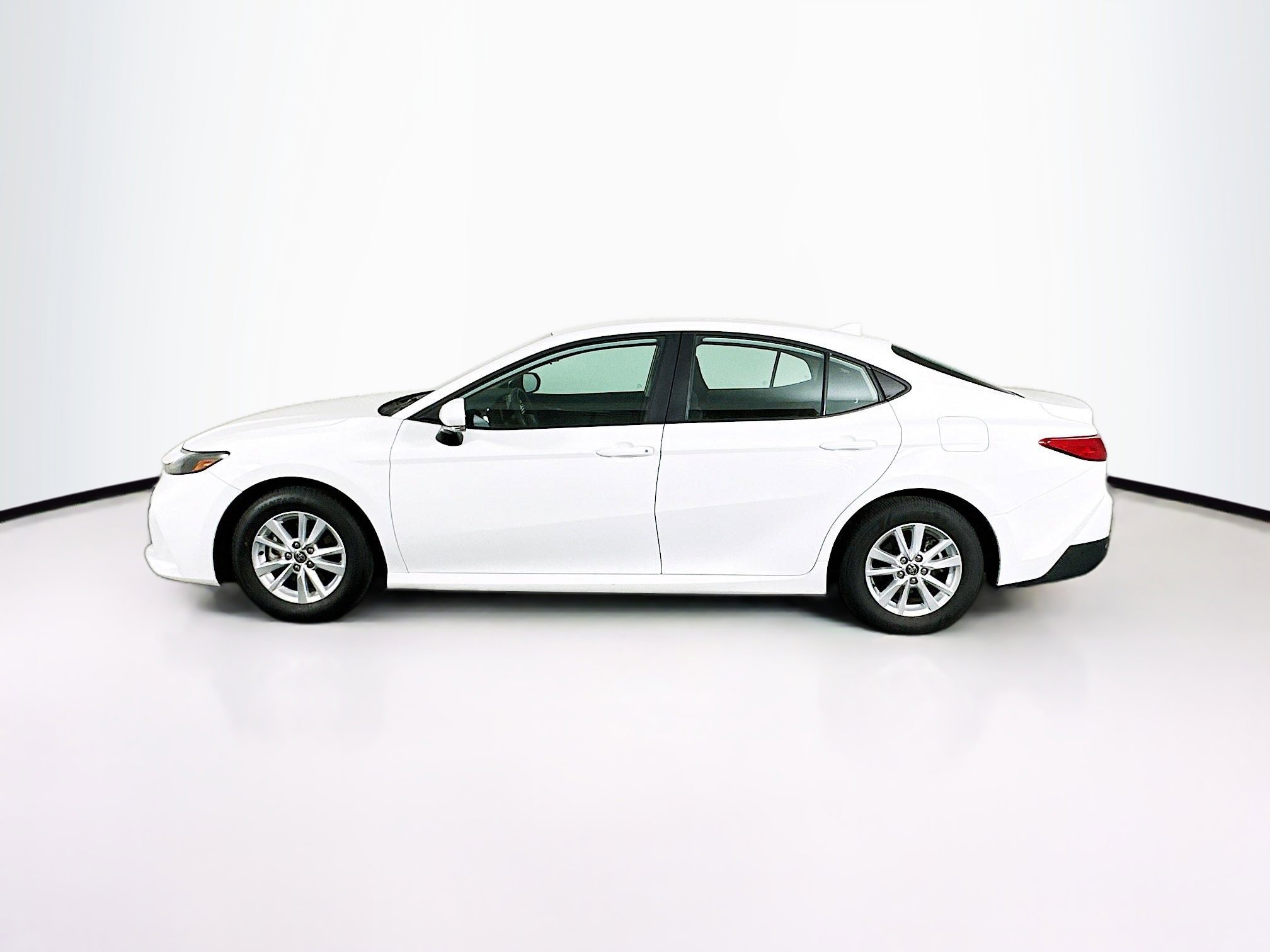 Used 2025 Toyota Camry LE image 4