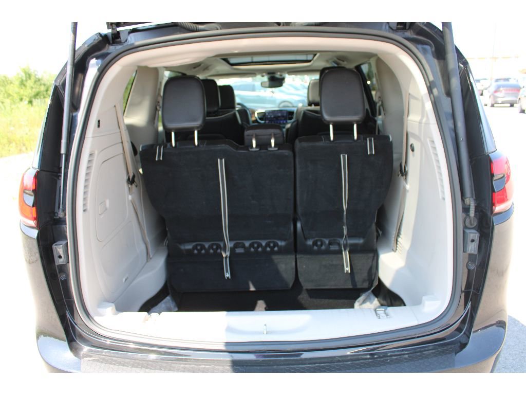 Used 2023 Chrysler Pacifica Limited image 10
