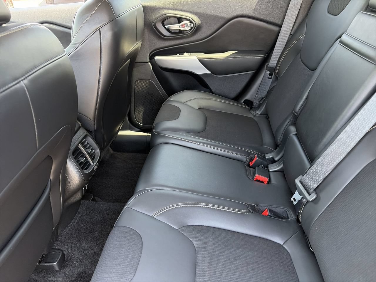 Used 2018 Jeep Cherokee Latitude Plus w/ Comfort/Convenience Group FWD image 16