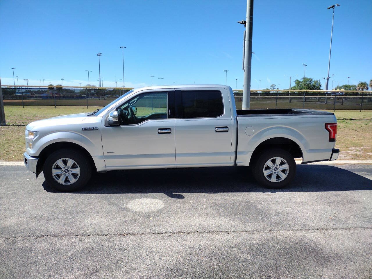 Used 2015 Ford F150 XLT RWD image 4